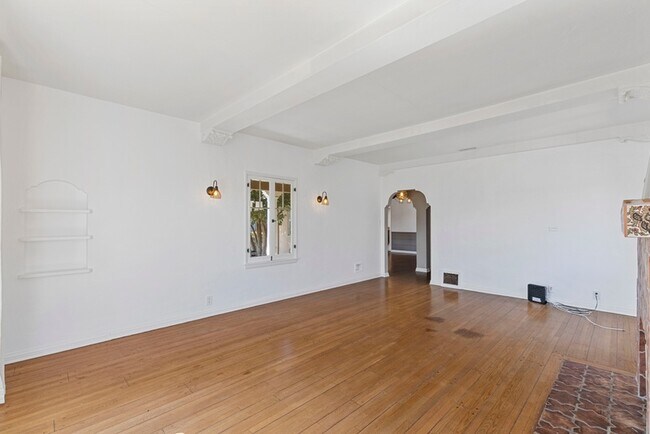 Living Room - 3921 Welland Ave