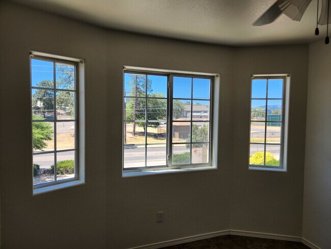 Foto del edificio - 2 bed / 1 bath in 4 Plex