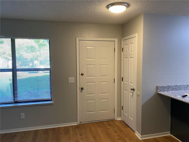 Building Photo - 934 Turtle Creek Dr