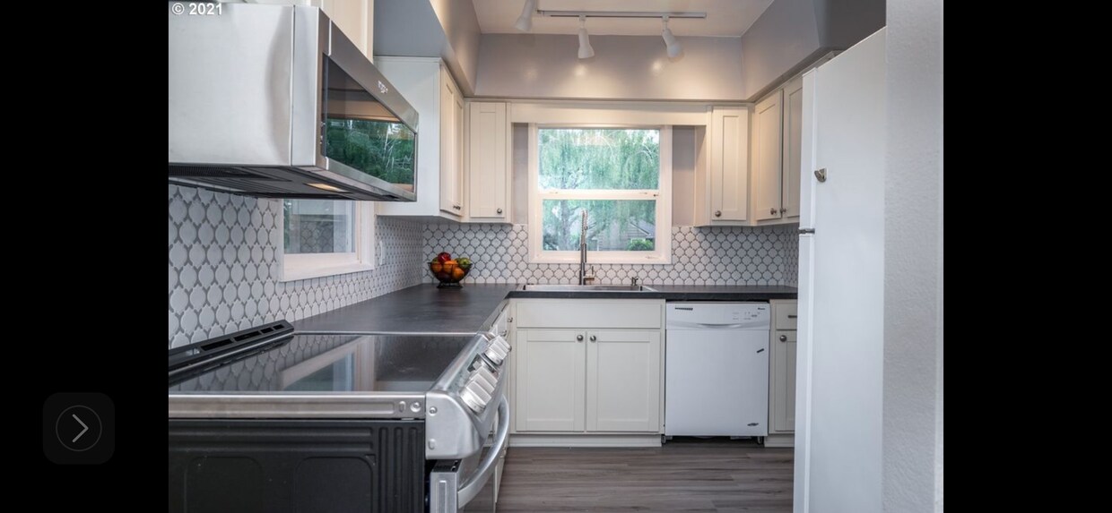 Kitchen - 6940 N Olin Ave