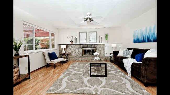 Building Photo - 9588 Davona Dr