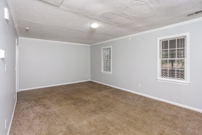 Building Photo - Amazing 3 Bedroom Home