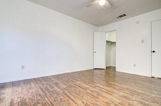 Foto del edificio - 8110 West Gate Blvd