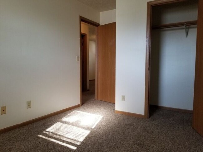 Foto del edificio - 2 Bedroom Upper Apartment