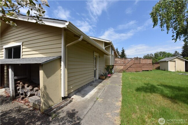 Building Photo - $4250 Large 2 story split entry 4BDR,2BA S...