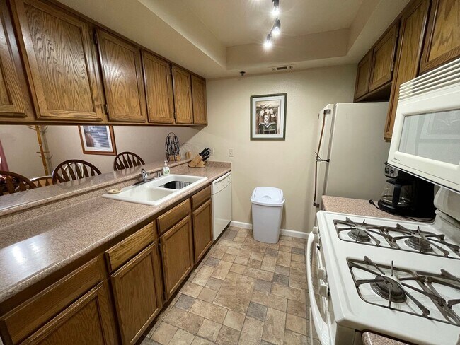 Building Photo - Cozy unit close to skiing!