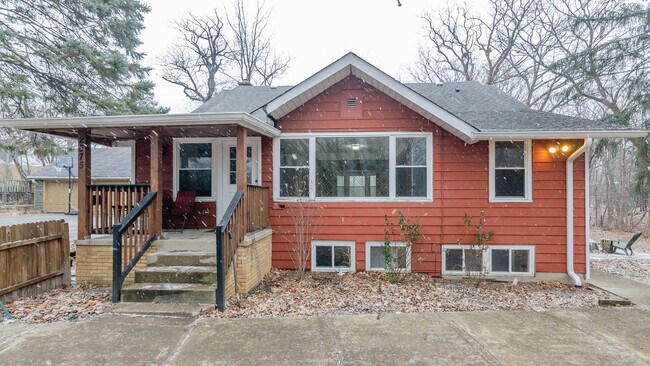 Building Photo - 2575 Waukegan Ave