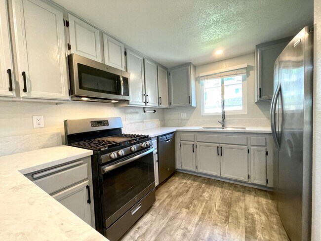Building Photo - Charming 2B/2BA Home in Gated Community in...