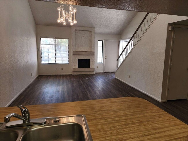 Building Photo - 3 Bedroom 2 Bathroom! $1,895