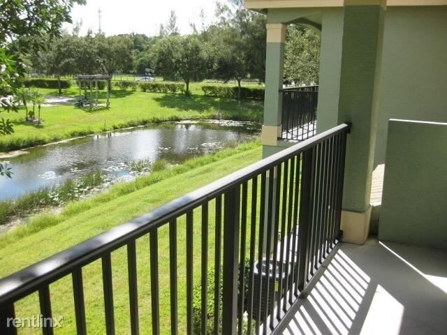 Foto principal - 320 Crestwood Cir
