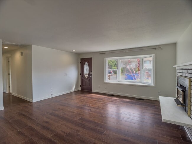 Building Photo - Beautifully updated home in great Federal ...