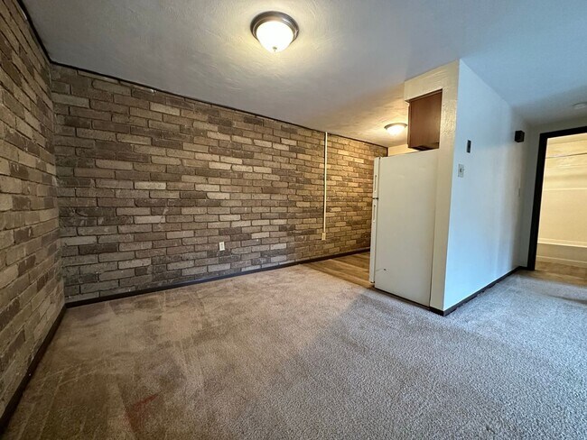 Foto del edificio - Cozy One Bedroom with Beautiful Exposed Br...