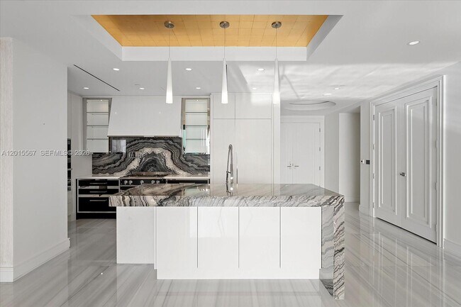 Building Photo - 17901 Collins Ave