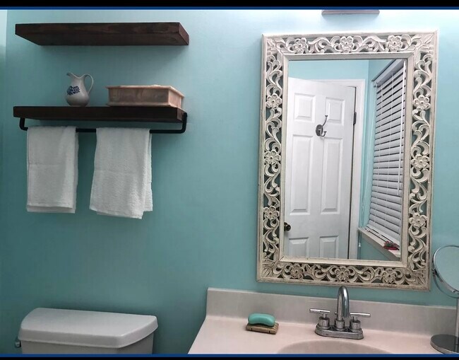 Building Photo - 205 Driftwood Ln