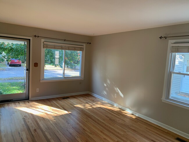 Building Photo - 605 Dewey St