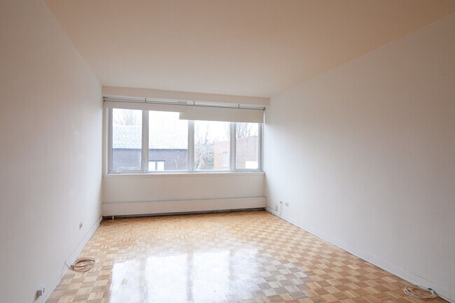 Building Photo - 900 Av. Rockland