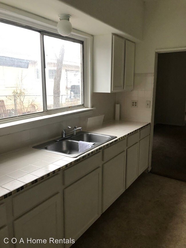 Building Photo - 2 br, 1 bath House - 332 N. Ash