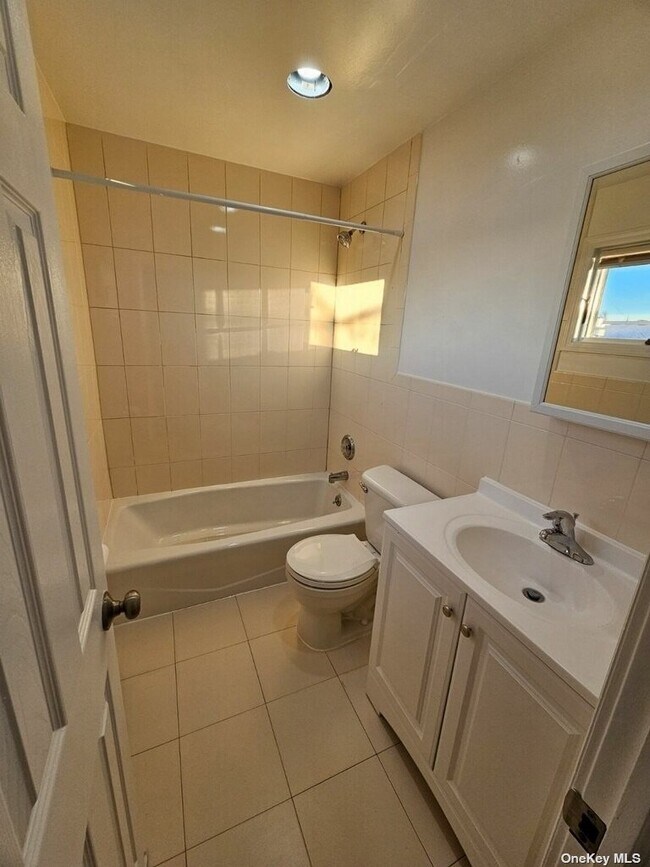 Foto del edificio - 58-75-75 57th Dr