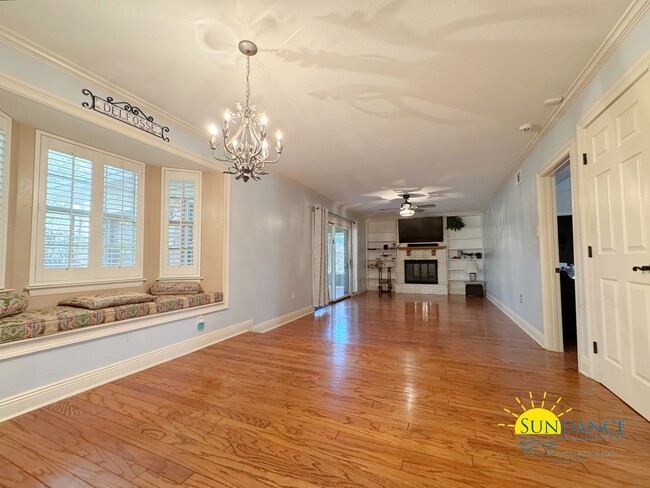 Building Photo - Stunning 4-Bedroom Home in Kenwood – Perfe...