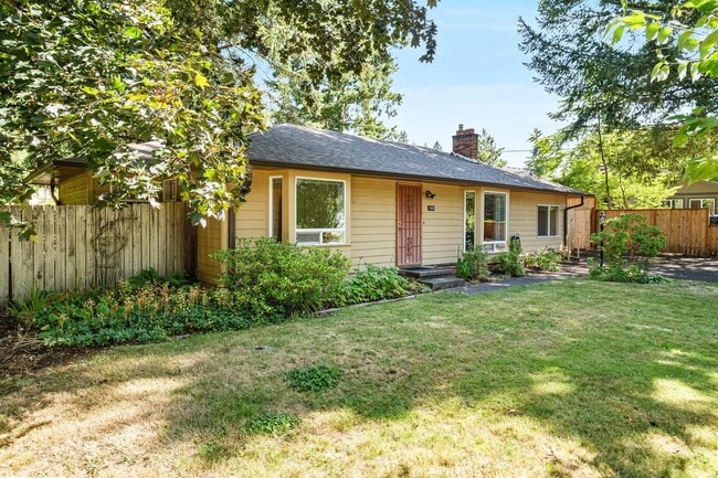 Charming, retro 2-bdrm/2-bath ranch w/ lar... - Charming, retro 2-bdrm/2-bath ranch w/ lar... House