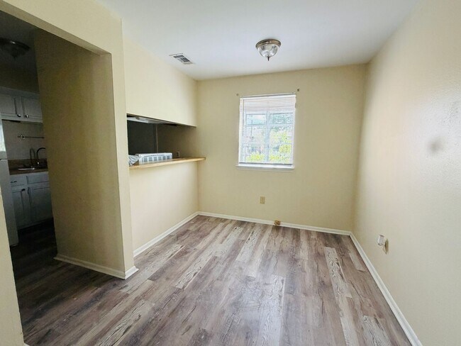 Foto del edificio - 7714 Bles Ave