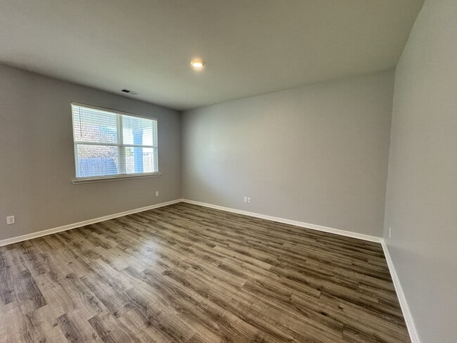 Building Photo - 104 River Winding Rd