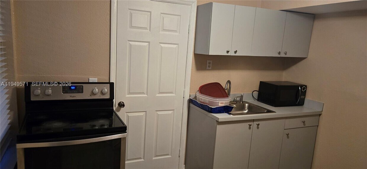 Foto del edificio - 2879 SW 10th St