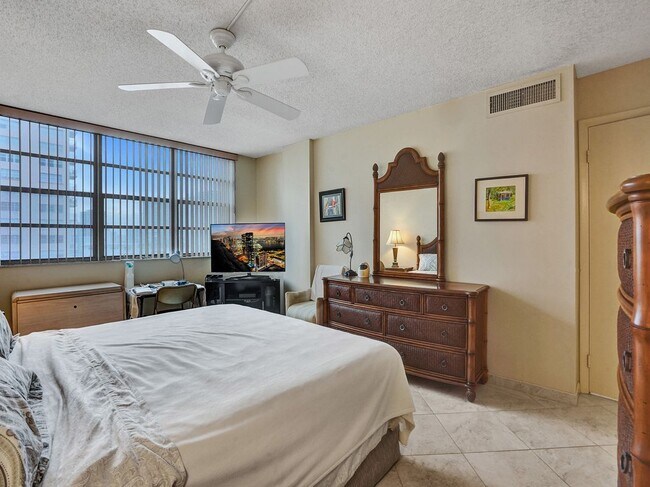 Foto del edificio - 3113 S Ocean Dr