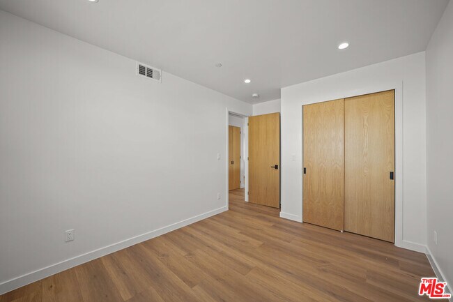 Foto del edificio - 817 N McCadden Pl