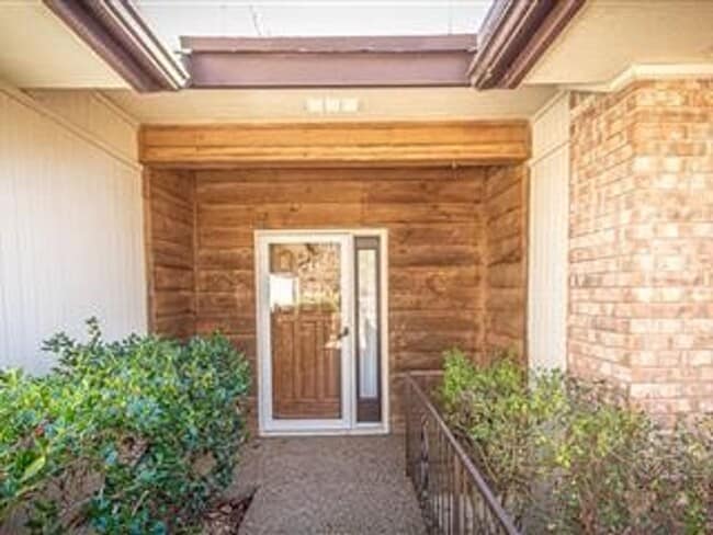 Building Photo - Large 3 Bedroom, 2 Bathroom home on the Ea...