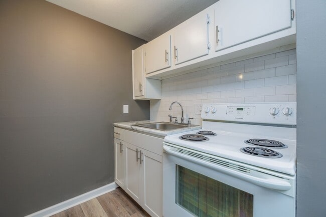 Building Photo - 3rd floor completely renovated and new owners