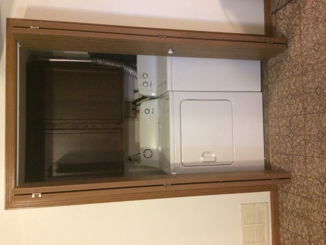 Laundry hook ups - 3104 Ross Ct