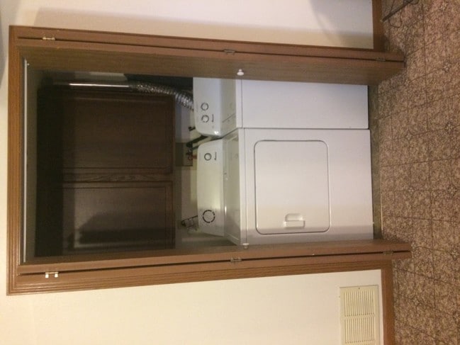 Laundry hook ups - 3104 Ross Ct