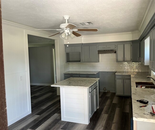 Foto del edificio - 1320 Montezuma St