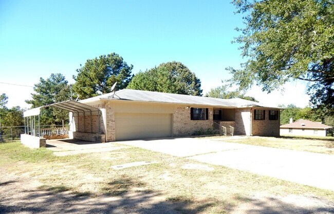 Building Photo - Spacious 3 Bedroom Home - Water Paid ($50/...