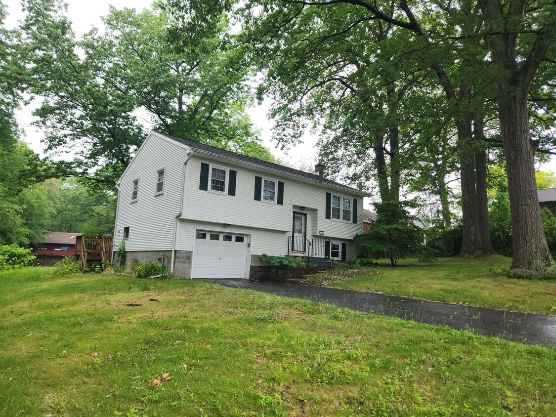 Primary Photo - Beautiful 3-bedroom, 1.5-bathroom split-le...