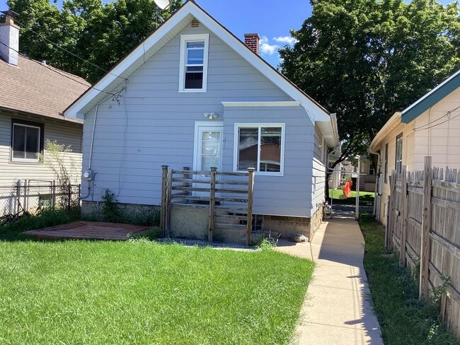 Building Photo - 2 BR Single Family in West Allis