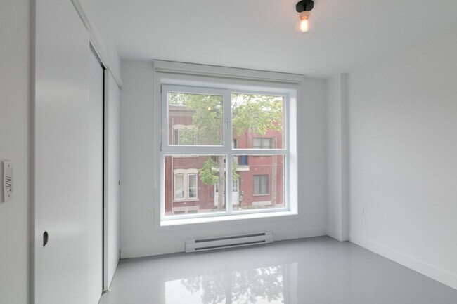 Photo du bâtiment - 4350 Av. de l'Hôtel-de-Ville