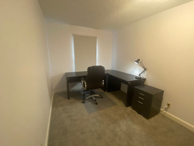 Building Photo - Furnished 3 Bedroom 2 bath TownHome