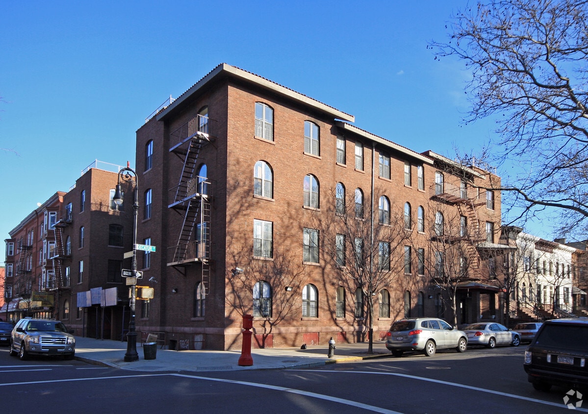 Primary Photo - 305 Decatur St