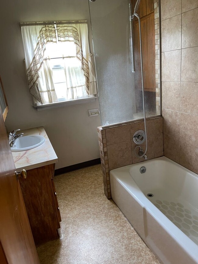 Foto del edificio - 5 Bedroom 2 Bath close to campus!