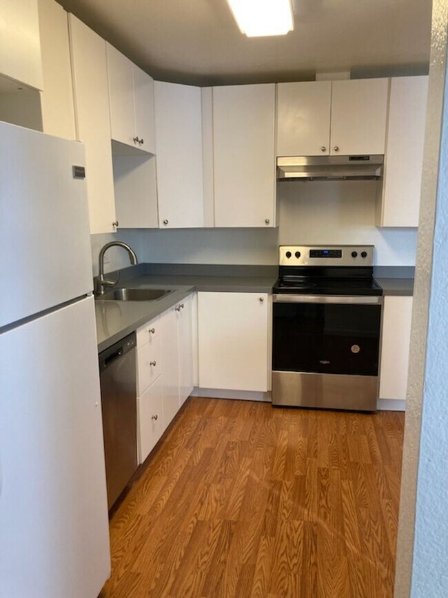 Foto del edificio - **Welcome Home, Available Now**