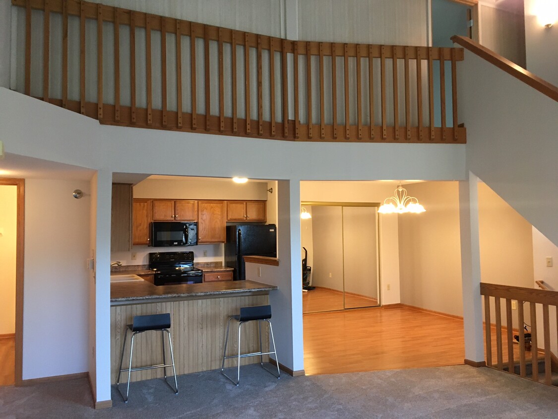 Kitchen & dining spaces - 135 W Oak Leaf Dr