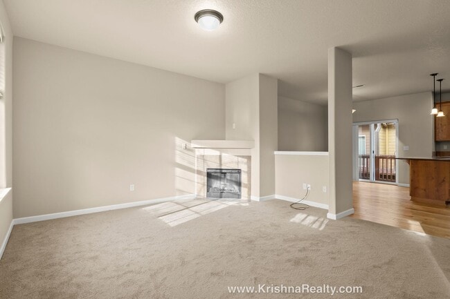 Building Photo - Charming 3 BD* 2.5 BA* Townhome! In Excell...