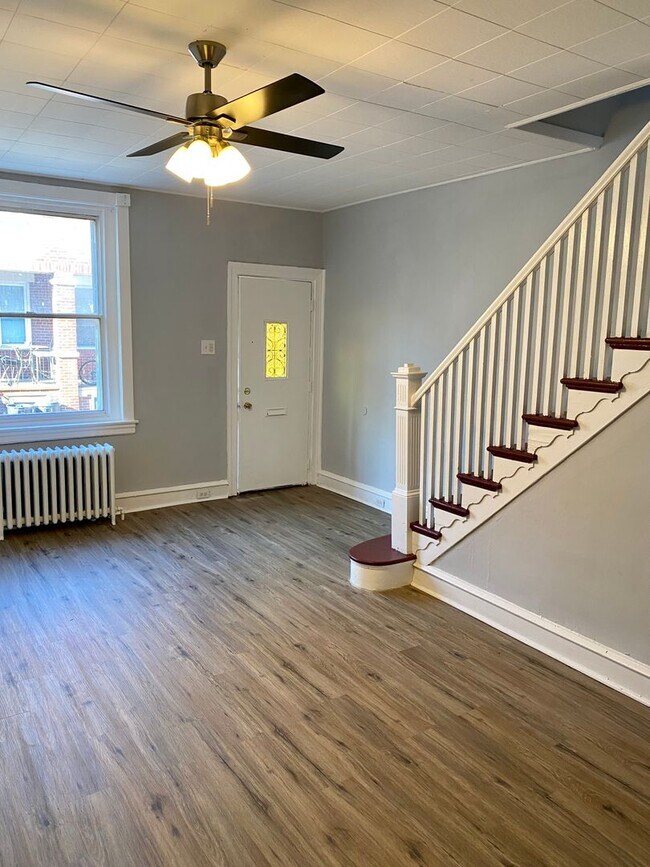 Building Photo - Gorgeous 3BD/1BA Townhouse in Gray's Ferry...