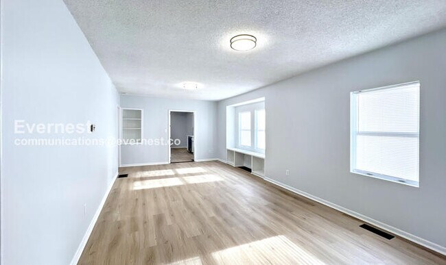 Building Photo - 907 S Cedar Ave