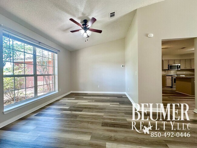 Foto del edificio - Home nestled in in W. Pensacola minutes fr...