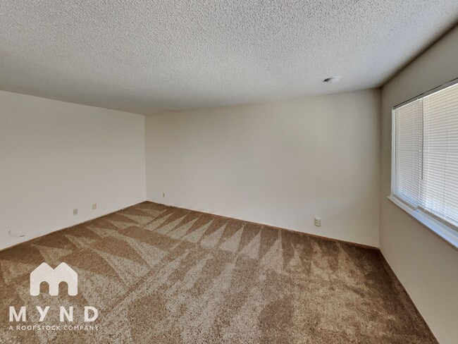 Building Photo - 870 Burbank Dr