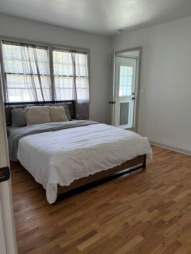 Foto del edificio - Fully Furnished 4 Bed, 2 Bath Home | West ...