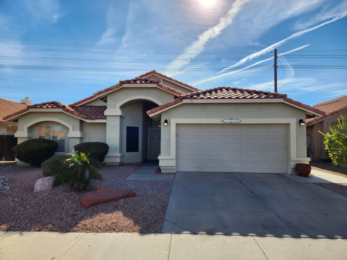 Foto principal - 3 Bedroom/2 Bath In Phoenix! No HOA & Priv...